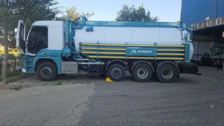 Bostancı'da bir mahalleye hızla yönlendirilen en yakın vidanjör aracının yolda görüntüsü