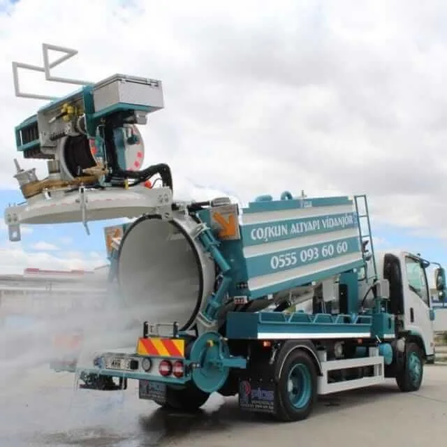 Bostancı'da dar bir sokakta manevra yapan küçük boy mini vidanjör aracının fotoğrafı